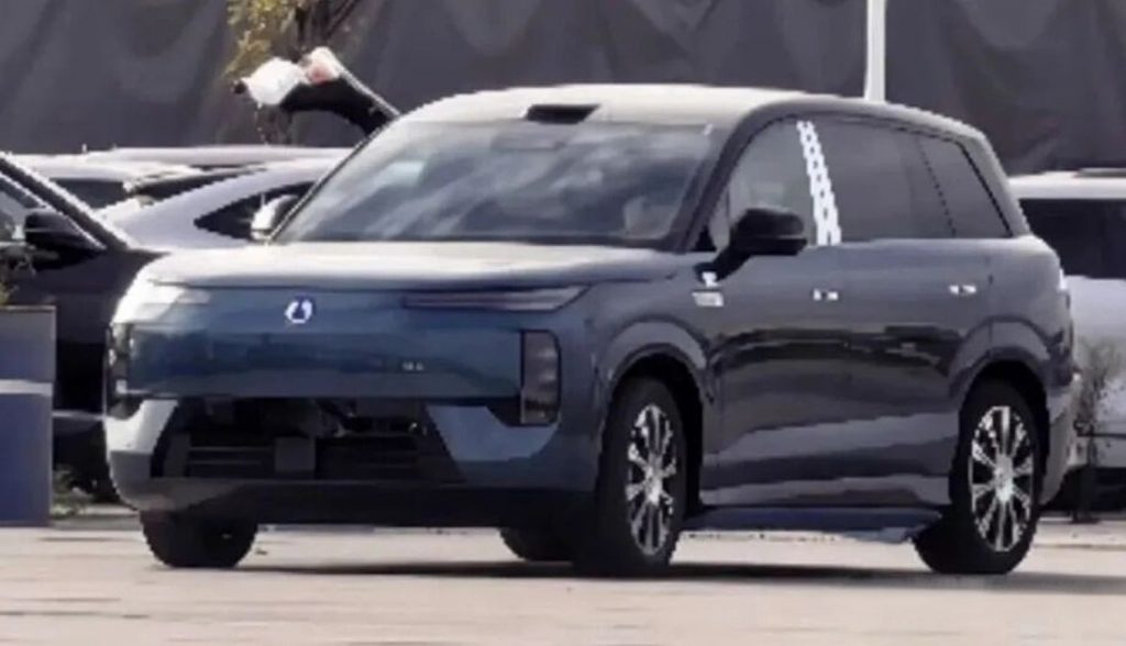 BYD Denza N8 EV замечен в Китае с трехмоторным полным приводом мощностью 1193 л. с. перед запуском в четвертом квартале